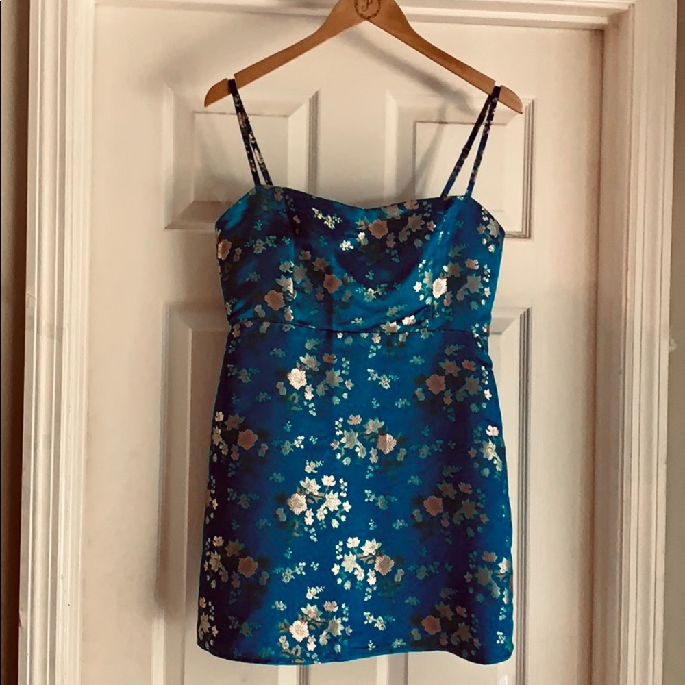 👗NWT gorgeous boutique silk-like teal dress